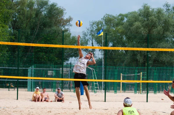 Ukrayna, Chernigov, 9 Haziran 2019: Şehrin Plaj Voleybolu Şampiyonası. Güzel genç spor güçlü erkekler şehir plajında voleybol oynamak, yaz aylarında, güneşli sıcak havalarda.