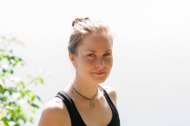 Nehir kıyısında çok sevimli gülümseyen kadın