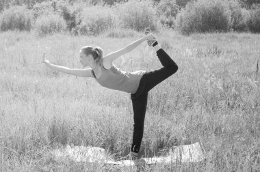 Atletik, güzel kız parkta yoga yapan, asanas ve meditasyon, bw performans