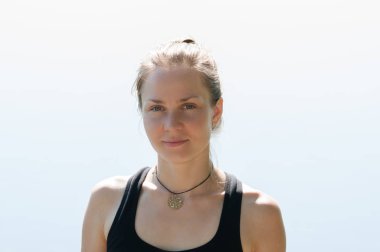 Nehir kıyısında çok sevimli gülümseyen kadın