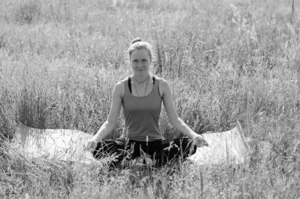 Hermosa mujer practica yoga en la playa, meditar, foto en blanco y negro — Foto de Stock