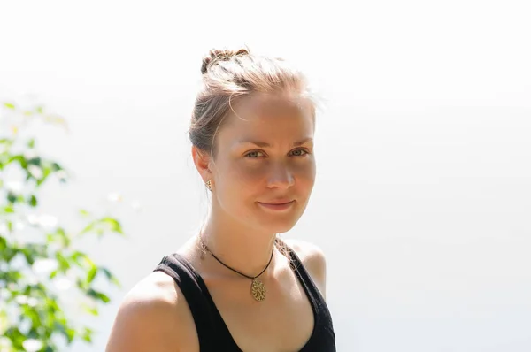 Mujer sonriente muy linda en la orilla del río — Foto de Stock