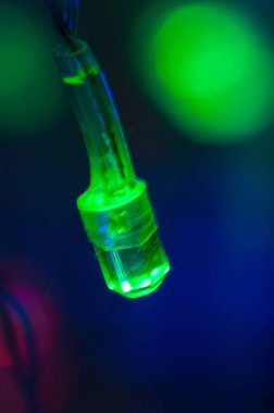 Yeşil Led ampul Noel çelenk yakın çekim makro bokeh dikey biçimi için