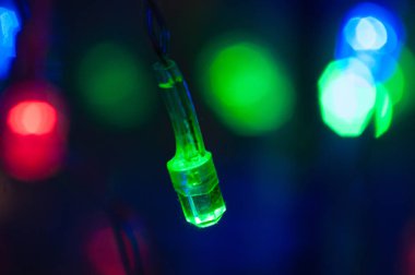 Yeşil Led ampul Noel çelenk yakın çekim makro bokeh. Arka plan metin için yer ile.