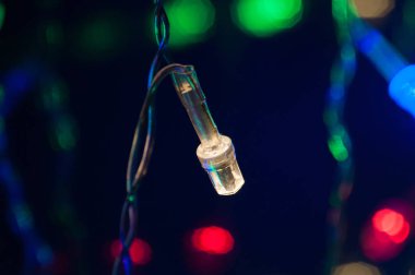 Garland beyaz ışık closeup Noel Led. Metin için yer ile şenlikli arka plan.