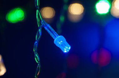 Noel çelenk mavi Led ampul kapatın. Metin için yer ile şenlikli arka plan.