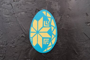 Koyu gri beton arka plan üzerinde paskalya yumurtası şeklinde el yapımı mıknatıs, Ukrayna geleneksel semboller, kopya alanı, tatil kartı