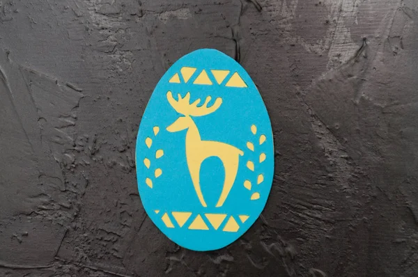 Handgefertigter Magnet in Form eines Ostereiers auf dunkelgrauem Betongrund, traditionelle ukrainische Symbole, Kopierraum, Urlaubskarte — Stockfoto