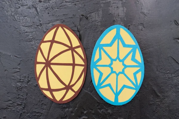 Aimants faits à la main en forme d'œufs de Pâques sur un fond en béton gris foncé, symboles traditionnels ukrainiens, espace de copie, carte de vacances — Photo
