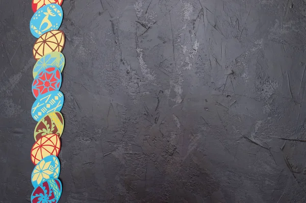 Handgefertigte Magnete in Form von Ostereiern auf dunkelgrauem Betongrund, traditionelle ukrainische Symbole, Kopierraum, Urlaubskarte — Stockfoto