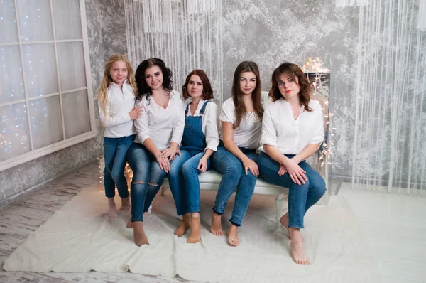 Empresa meninas bonitas comemorando o Natal, ano novo. Meninas no quarto interior do Ano Novo — Fotografia de Stock