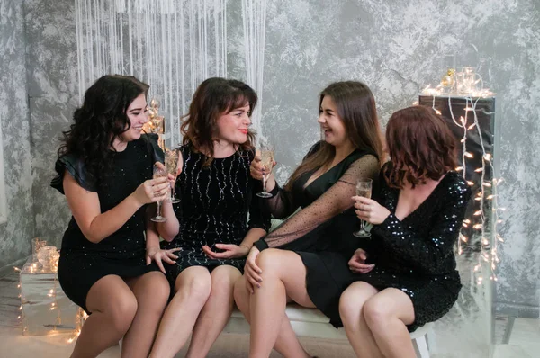 ?rzedsiębiorstwo bardzo ładne młode kobiety z kieliszków szampana wino obchodzi Boże Narodzenie, nowy rok. Spójrz na siebie, żart i baw się. — Zdjęcie stockowe