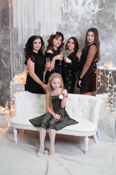 ?bir kız ile çok güzel genç kadınların ompany Yılbaşı daire iç Noel kutlamak