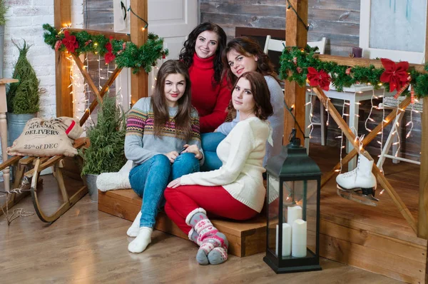 A companhia de mulheres bonitas no interior do Ano Novo em casa. Jovens mulheres bonitas celebram o Ano Novo ou o Natal — Fotografia de Stock