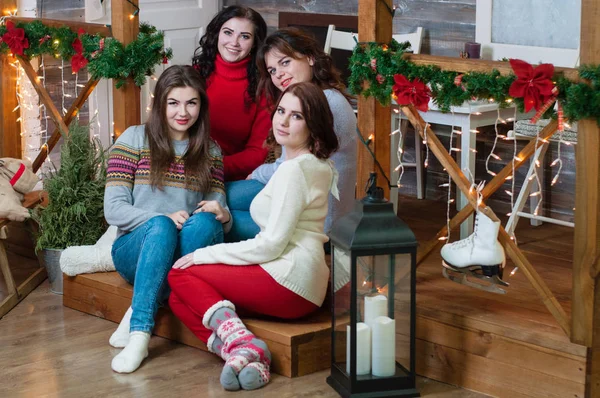 A companhia de mulheres bonitas no interior do Ano Novo em casa. Jovens mulheres bonitas celebram o Ano Novo ou o Natal — Fotografia de Stock