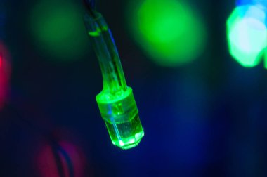 Yeşil Led ampul Noel çelenk yakın çekim makro bokeh. Arka plan metin için yer ile.