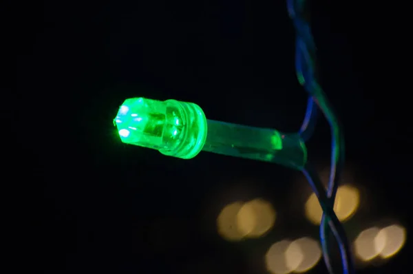 Lâmpada LED verde grinalda de Natal close-up macro — Fotografia de Stock