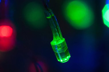 Yeşil Led ampul Noel çelenk yakın çekim makro bokeh. Arka plan metin için yer ile.