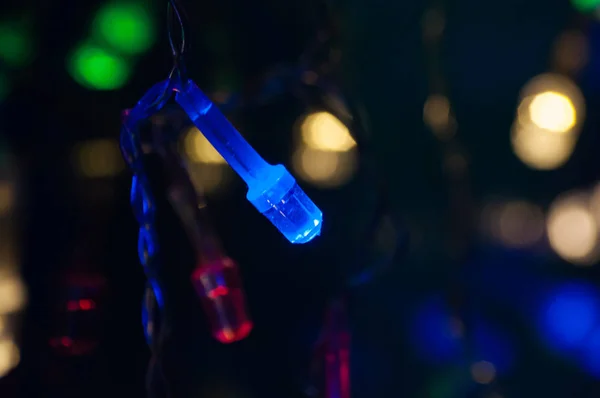 Fond festif avec place pour le texte. Guirlande de Noël ampoule LED bleue fermer . — Photo