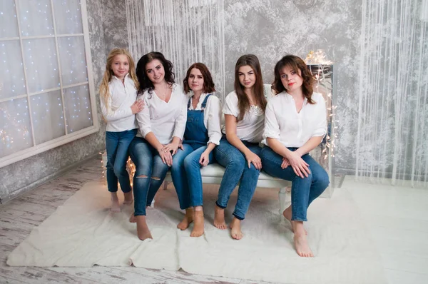 Empresa meninas bonitas comemorando o Natal, ano novo. Meninas no quarto interior do Ano Novo — Fotografia de Stock