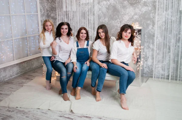 Empresa meninas bonitas comemorando o Natal, ano novo. Meninas no quarto interior do Ano Novo — Fotografia de Stock