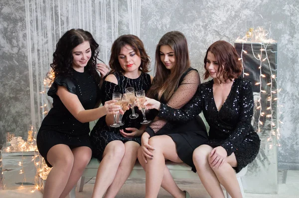 Gesellschaft sehr netter junger Frauen mit Gläsern Champagner feiert Weihnachten, das neue Jahr — Stockfoto