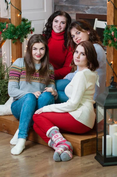 La compagnia di belle donne all'interno del nuovo anno a casa. Le giovani donne carine celebrano il nuovo anno o il Natale — Foto Stock