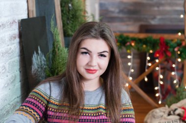 Noel çelenk arka planda şık sevimli kız