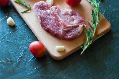 Domuz eti, kırmızı domates, biberiye ve sarımsak.