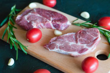 Domuz eti, kırmızı domates, biberiye ve sarımsak.