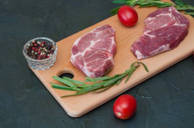 Çiğ et, kırmızı domates, biberiye ve biber.