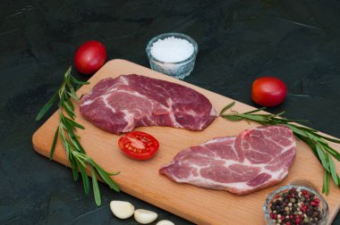 Domuz eti, çiğ biftek ve baharat, sarımsak, tuz, biber, domates ve biberiye.