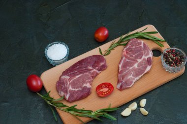 Domuz eti, çiğ biftek ve baharat, sarımsak, tuz, biber, domates ve biberiye.