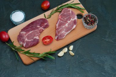 Düz yatak, domuz eti, çiğ biftek ve baharatlar, sarımsak, tuz, biber, dilimlenmiş domates ve biberiye.