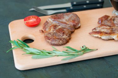 Biberiye, soya sosu ve domatesli domuz eti, dana eti, çatal ve bıçakla ızgara et.