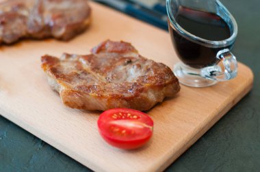 Et için ızgara dana eti, biftek veya domuz bifteği, domates ve soya sosu.