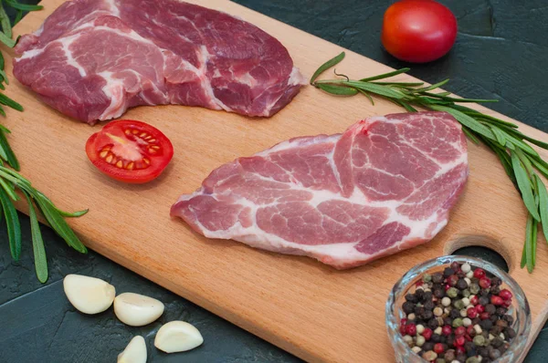 Domuz eti, çiğ biftek ve baharat, sarımsak, tuz, biber, dilimlenmiş domates ve biberiye.