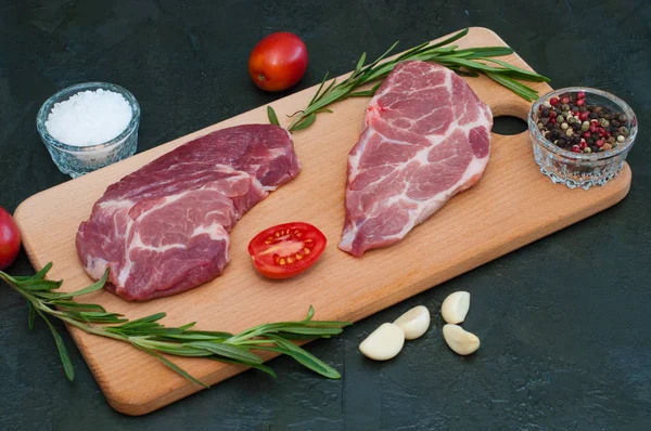 Domuz eti, çiğ biftek ve baharat, sarımsak, tuz, biber, domates ve biberiye.