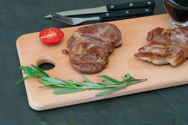 Biberiye, soya sosu ve domatesli domuz eti, dana eti, çatal ve bıçakla ızgara et.