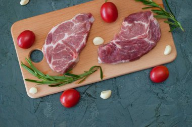 Biberiyeli çiğ et, yakın plan, düz döşeme, fotokopi alanı