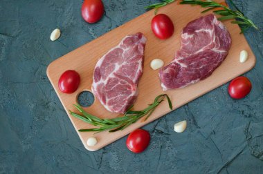 Biberiyeye yakın çiğ domuz eti, düz döşeme, soldan kopyalama alanı