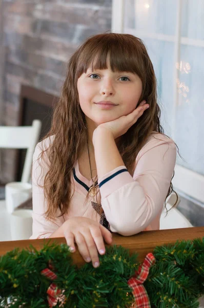 Retrato de uma menina adolescente na varanda da casa em casa decorada com guirlanda de Natal e decorações. Celebração do Ano Novo e Natal — Fotografia de Stock