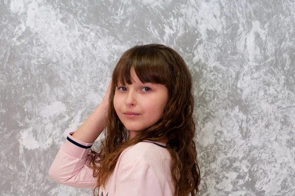 Hermosa niña adolescente sobre un fondo de pared gris —  Fotos de Stock