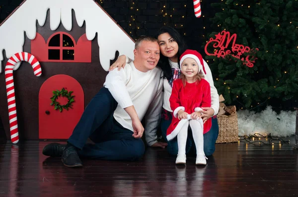 Famiglia felice, contenta, sorridente. Papà, mamma e figlia vicino all'albero di Capodanno . — Foto Stock