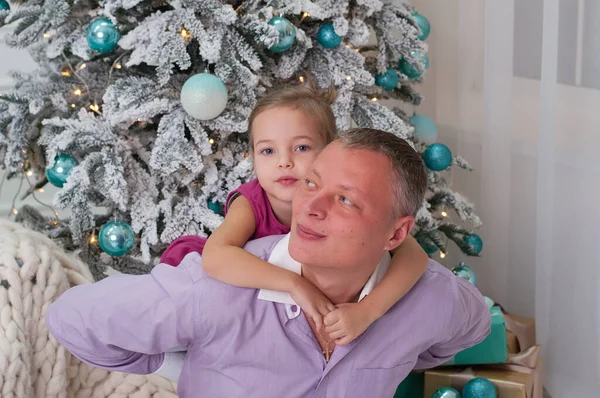 Papà e figlia giocare divertimento, ridere, godere vicino all'albero di Natale — Foto Stock