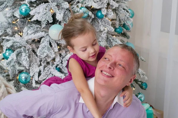 Papà e figlia giocare divertimento, ridere, godere vicino all'albero di Natale — Foto Stock