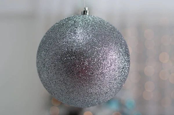 Kerstmis, Nieuwjaarsachtergrond grote grijze bal en dennenboom. — Stockfoto