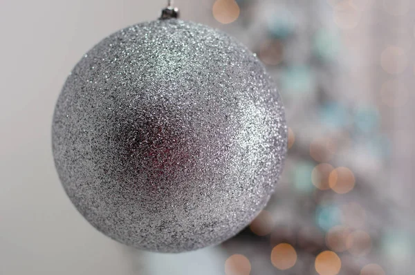Kerst Nieuwjaar achtergrond een grote grijze bal en sparren-boom. — Stockfoto
