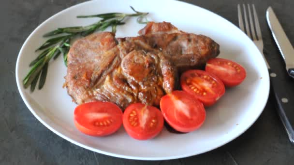 Gefrituurde Vleessteaks Bord Met Tomaten Rozemarijn Saus — Stockvideo