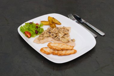 Balık filetosu, salata, kızarmış patates ve kızarmış ekmek ile ağır ateşte pişmiş şampiyonlar.